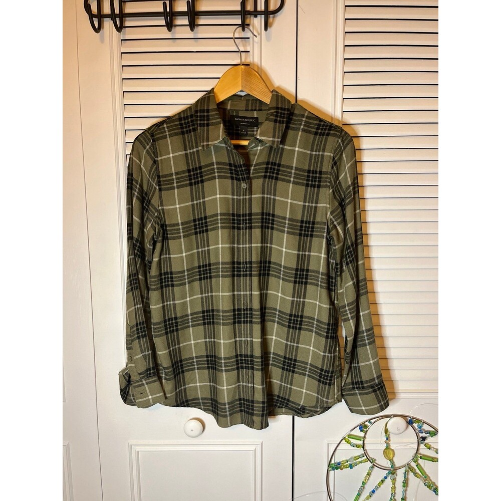 Banana RepublBanana Republic Olive and Black Boyfriend Fit button-up Plaid Shirt